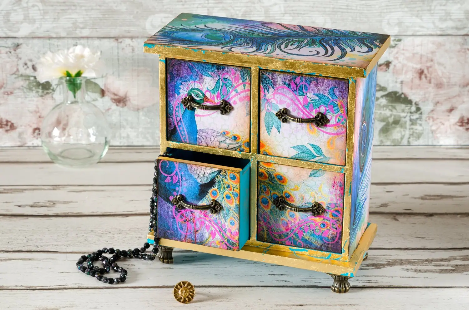 Decoupage na drewnie - zdobienie mebli i dodatków