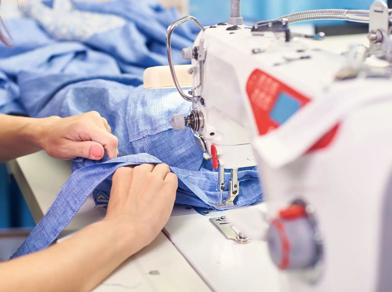 Moda w duchu less waste - naprawianie i przerabianie ubrań