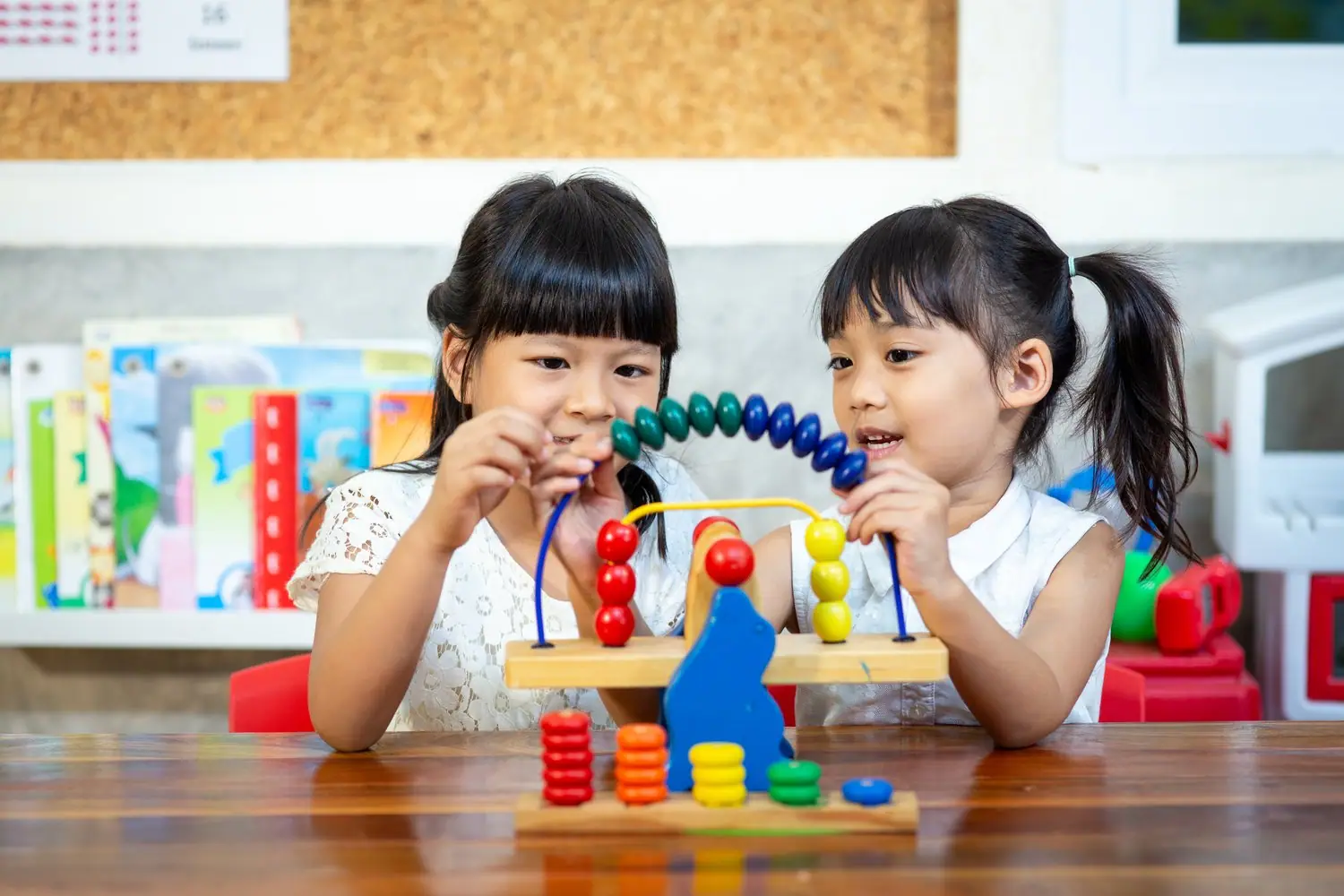 Jak wspierać rozwój dziecka metodą Montessori w przedszkolu