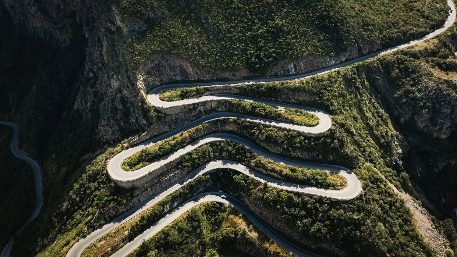 Planowanie trasy motocyklowej po górskich serpentynach