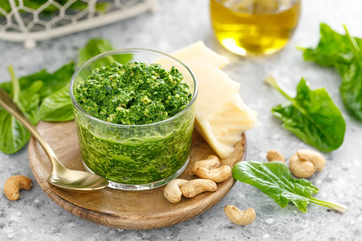 Domowe pesto z bazylii - przepis na aromatyczny dodatek