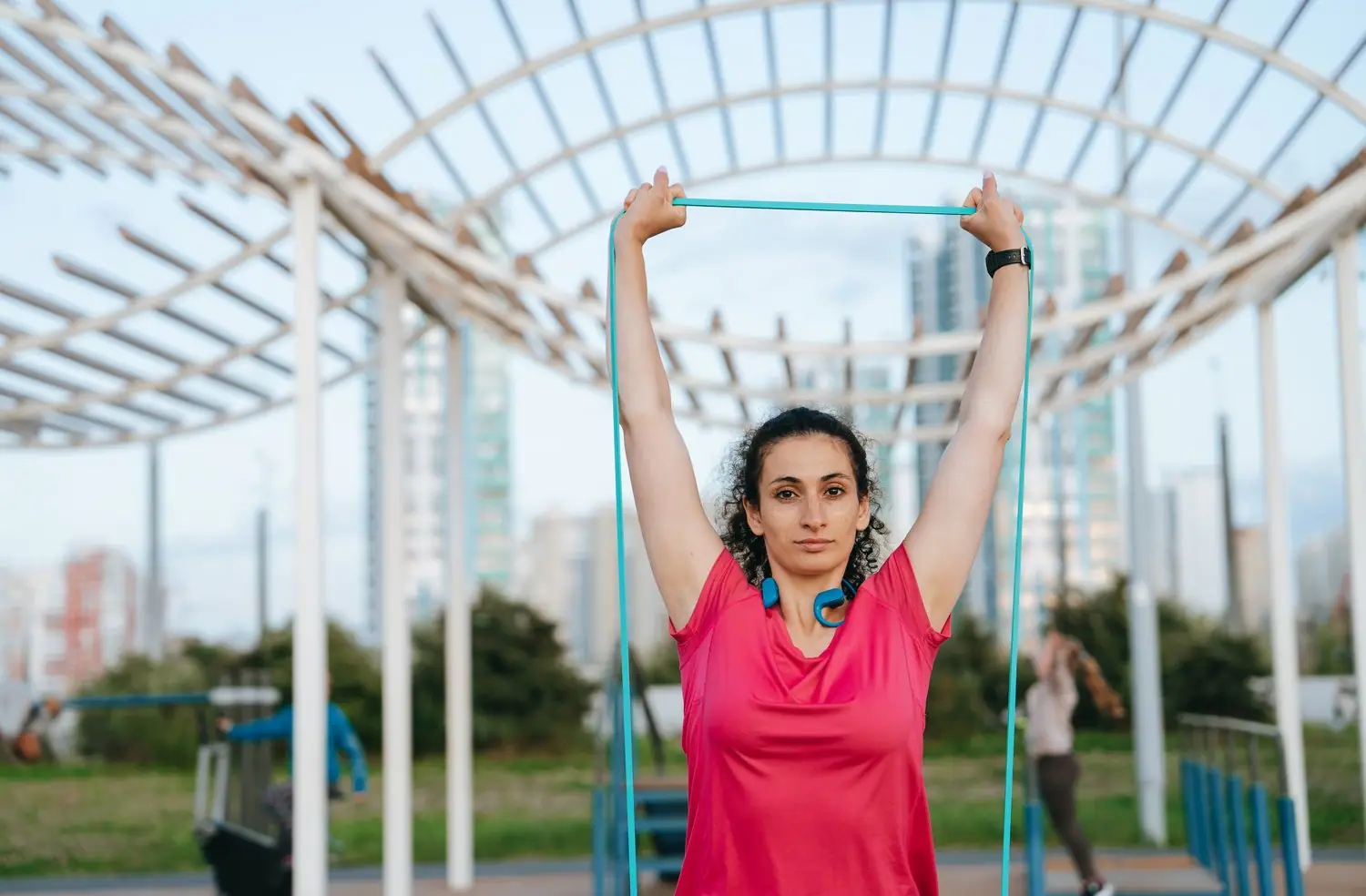 Trening z gumami oporowymi - wszechstronne ćwiczenia w domu