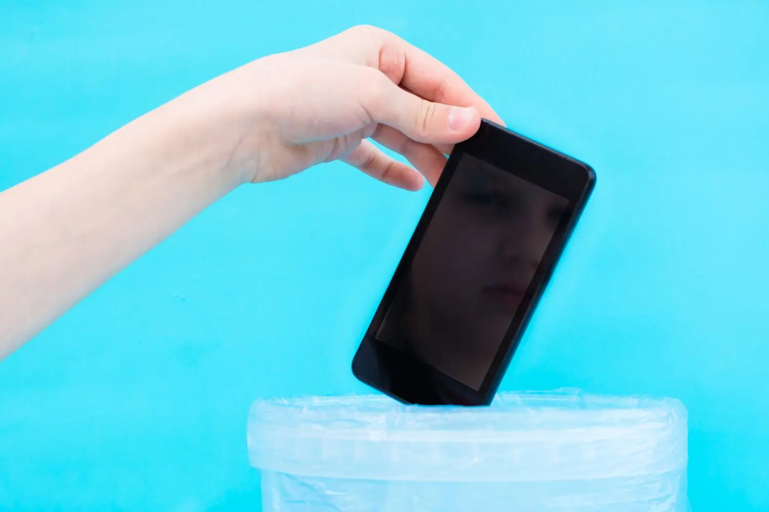 Jak naprawić zalany telefon - pierwsza pomoc dla mokrych urządzeń
